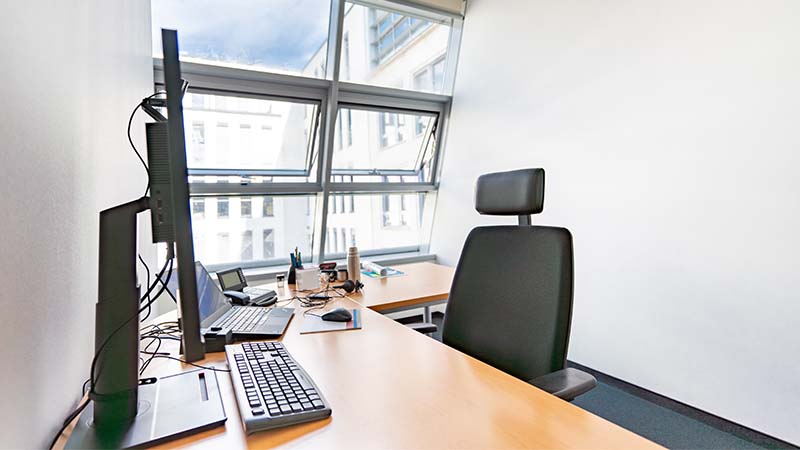 (C)BDEW Ein beispielhaftes Büro mit schöner Fensterfront