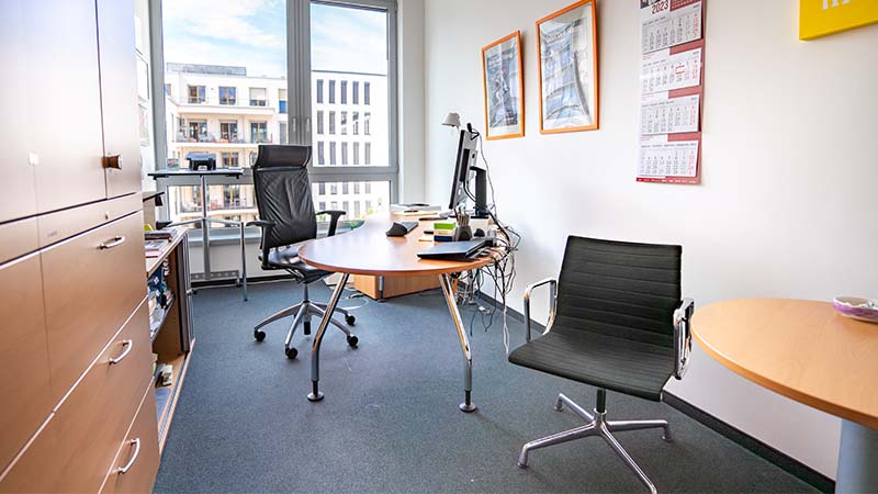 (C)BDEW Ein typisches Büro mit großem Fenster zum Innenhof
