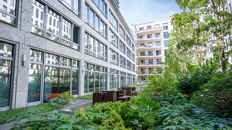 (C)BDEW Grüner Innenhof für entspannte Pausen